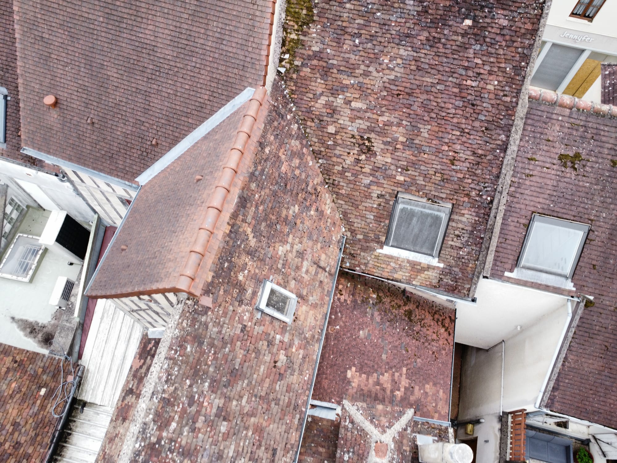 Vue drone des éléments de toiture à contrôler