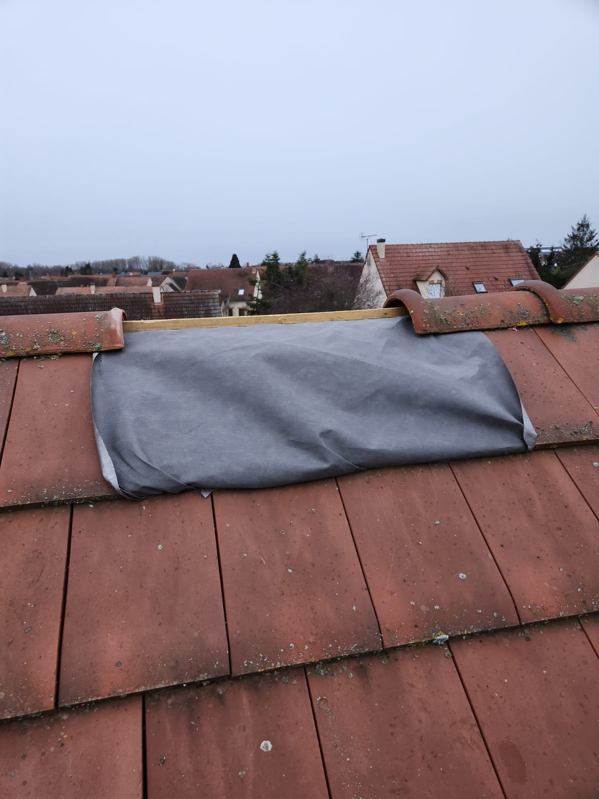 Mise hors d'eau provisoire sur une toiture en tuiles