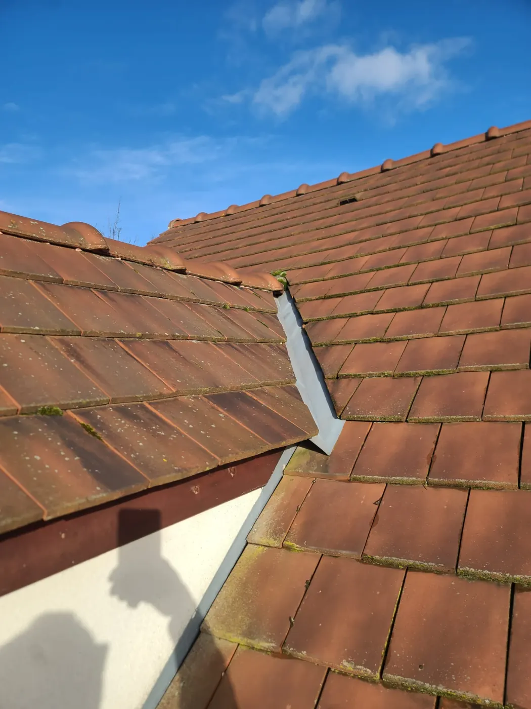 Vue large d'une noue zinc sur toiture en tuiles